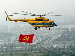 Trực thăng bay kéo cờ trên bầu trời Biên Hòa chuẩn bị cho lễ diễu binh 30-4  | Báo Pháp Luật TP. Hồ Chí Minh