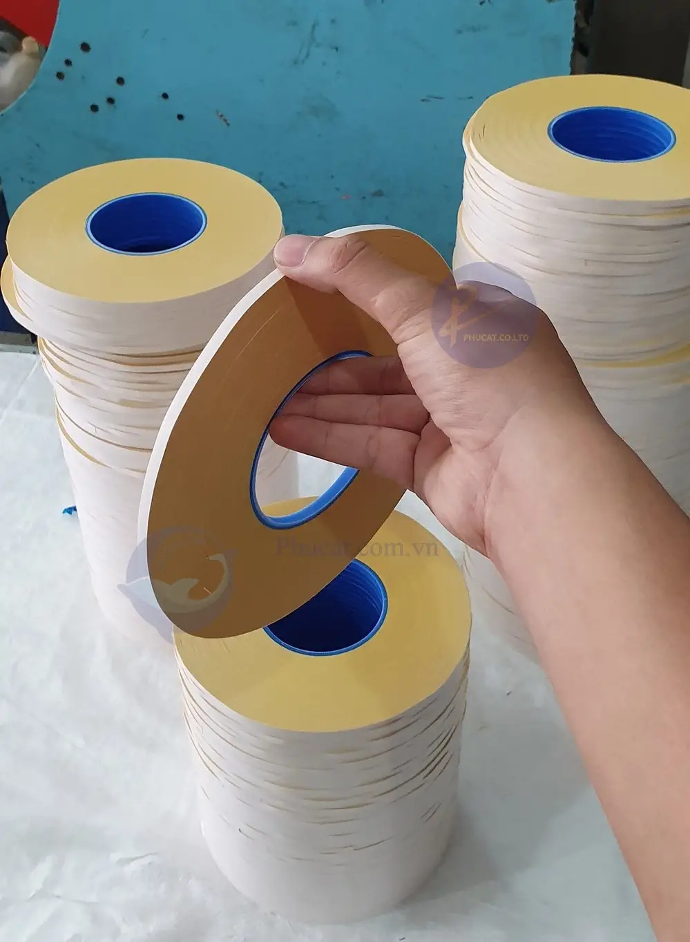 Băng keo 2 mặt - Công cụ đa năng giúp bạn sáng tạo và tổ chức mọi thứ dễ dàng hơn