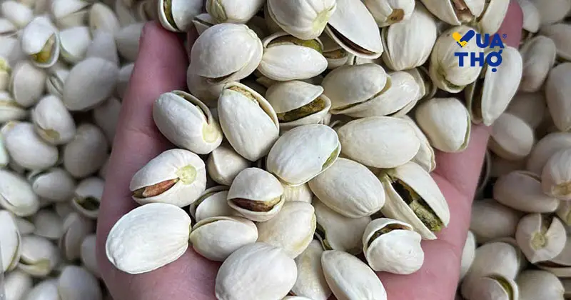 Lựa chọn hạt dẻ cười và hạt điều mộc để kiểm soát calo ngày Tết.