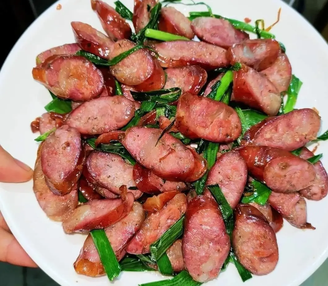 Cách ăn lạp xưởng hun khói Cách ăn lạp xưởng hun khói