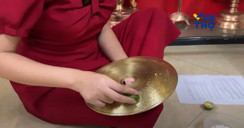 C&aacute;ch vệ sinh lư đồng bị đen bằng dung dịch giấm ăn v&agrave; nước ấm