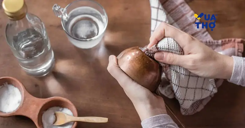 D&ugrave;ng mật ong để bảo vệ bề mặt v&agrave; giữ m&agrave;u lư đồng s&aacute;ng b&oacute;ng bền l&acirc;u