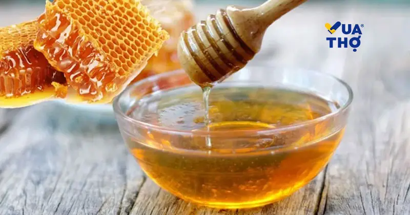 d&ugrave;ng mật ong đ&aacute;nh b&oacute;ng lư đồng