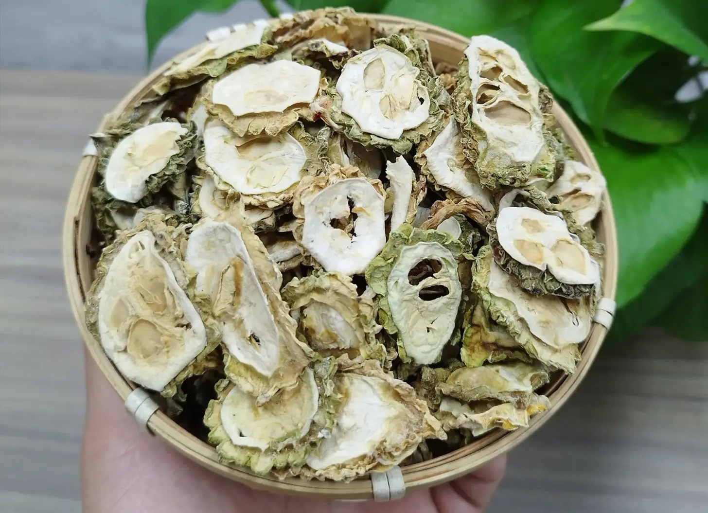 Cách làm mướp đắng phơi khô tại nhà - Bảo quản và sử dụng hiệu quả cho sức khỏe Cách làm mướp đắng phơi khô tại nhà