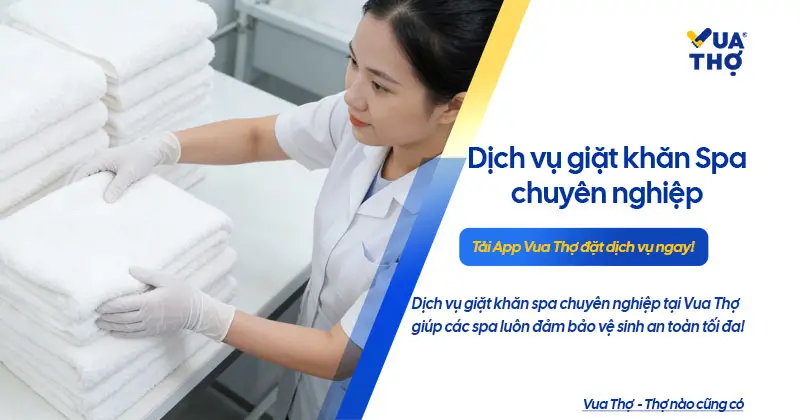 Nhân viên Vua Thợ xếp khăn spa sau khi giặt xong một cách tỉ mỉ, đảm bảo chất lượng trước khi giao hàng.