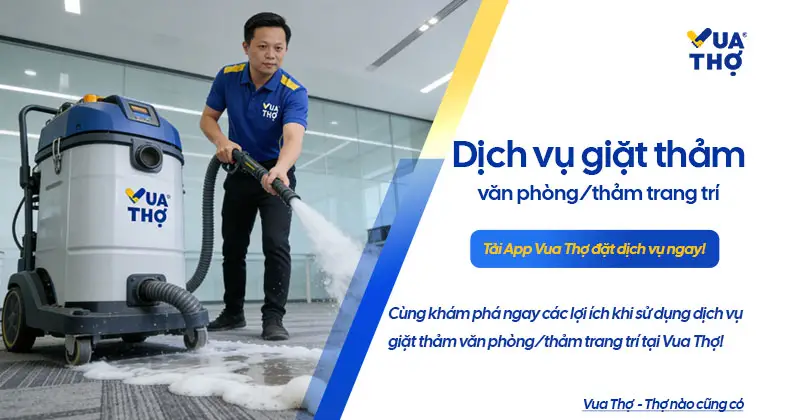 Thợ vệ sinh giặt thảm văn phòng chuyên nghiệp bằng máy phun hút công suất lớn.