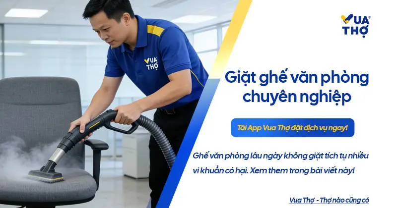 Thợ vệ sinh giặt ghế văn phòng chuyên nghiệp bằng máy phun hút hơi nước nóng.