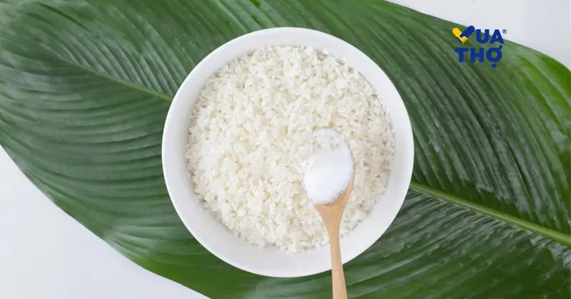 Gạo nếp ng&acirc;m nước l&aacute; riềng xanh mướt