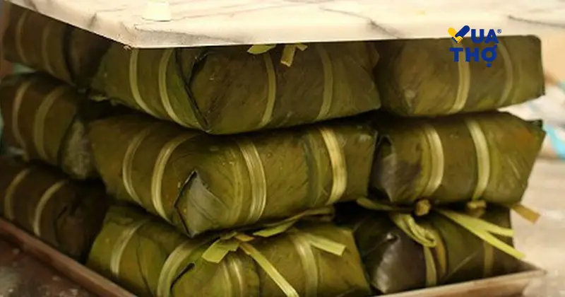 C&ocirc;ng đoạn &eacute;p b&aacute;nh bằng vật nặng