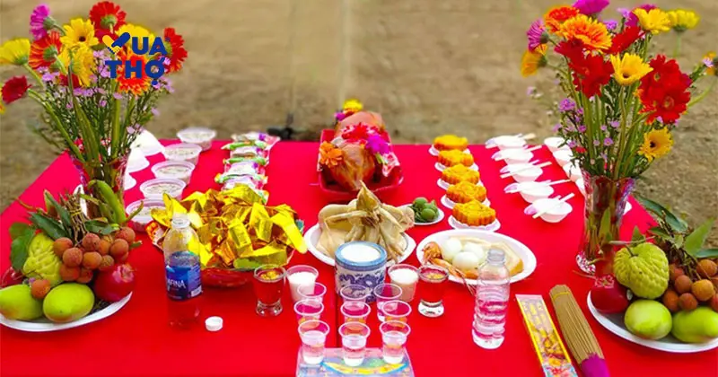 M&acirc;m c&uacute;ng động thổ x&acirc;y nh&agrave; truyền thống gồm nhang đ&egrave;n, hoa quả v&agrave; lễ mặn