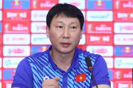 HLV Kim Sang-sik bất ngờ với cầu thủ ...
