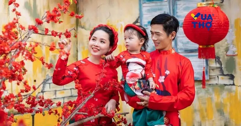 Đi lễ ch&ugrave;a v&agrave; ch&uacute;c Tết họ h&agrave;ng theo hướng tốt đầu năm 2026.