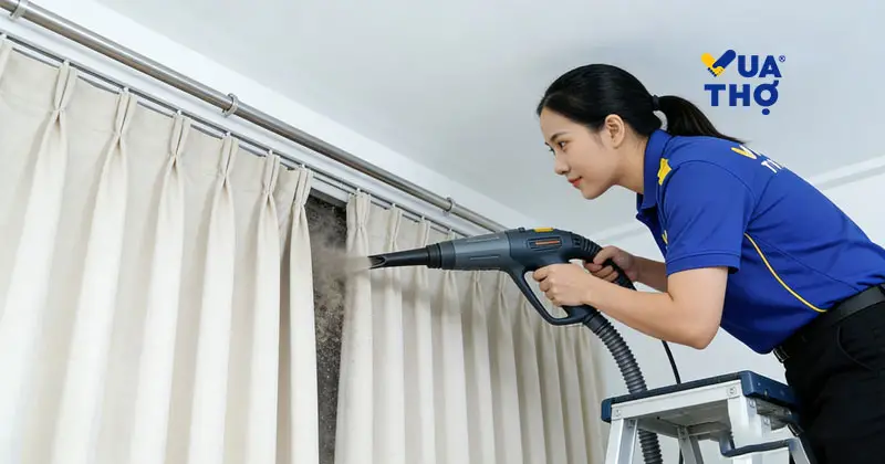 Hút bụi kỹ lưỡng các nếp gấp rèm cửa trước khi giặt.