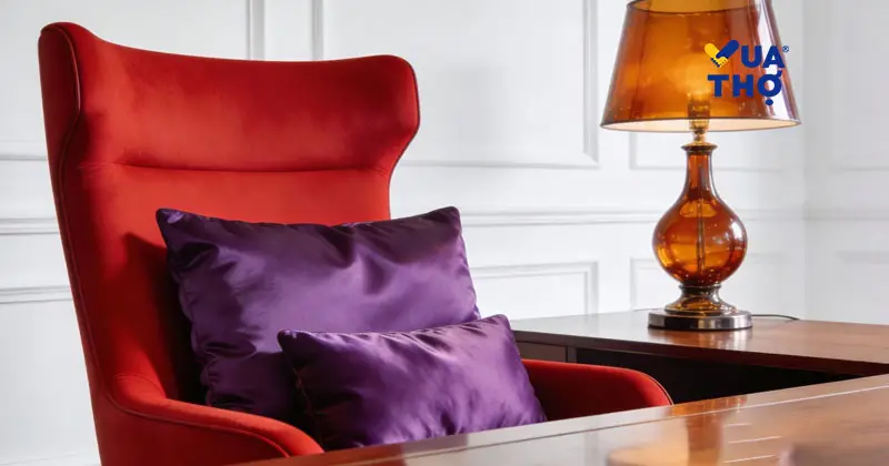 ử dụng màu đỏ và tím làm điểm nhấn trên nền sơn nhà màu trắng.