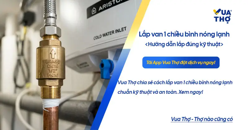 Tay thợ đang lắp van một chiều bằng đồng thau vào đường ống nước lạnh của bình nóng lạnh treo tường