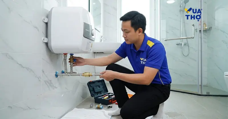 Thợ Vua Thợ đang kiểm tra mối nối sau khi lắp van một chiều cho bình nóng lạnh