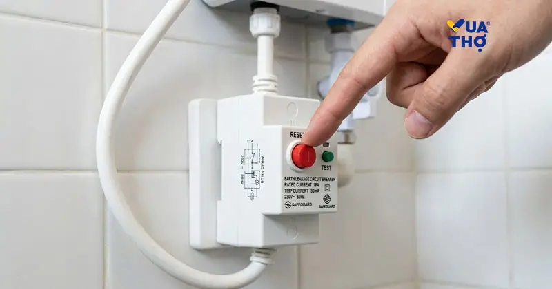 Nhấn nút Reset trên cục chống giật ELCB của bình nước nóng