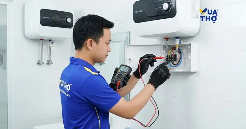 Thợ Vua Thợ sửa điện nước đang đo điện áp kiểm tra nguồn cấp cho bình nóng lạnh