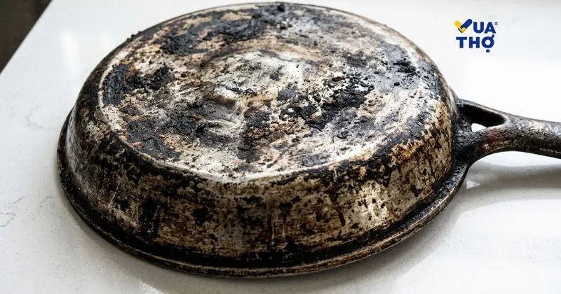 Đáy nồi chảo bị cong vênh và bám cặn đen khiến bếp từ không nhận
