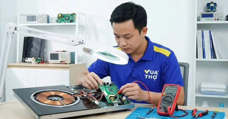 Thợ Vua Thợ kiểm tra và sửa bo mạch bếp từ tại nhà