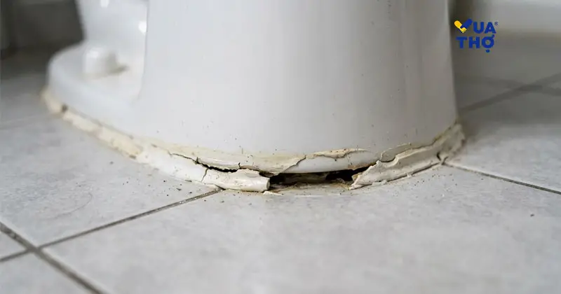 Hở lớp keo silicon ở chân bồn cầu là một nguyên nhân nhà vệ sinh hôi cực kỳ phổ biến