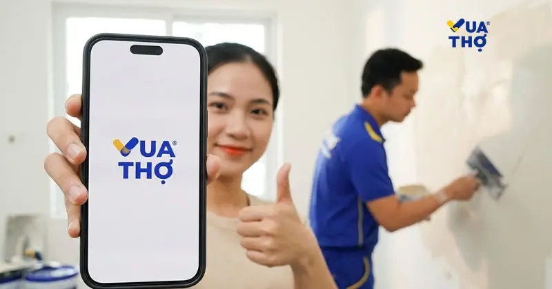 Khách hàng giơ ngón tay cái hài lòng về chất lượng thợ sơn bả HCM.