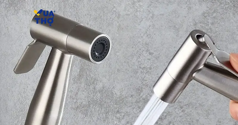 voi-xit-bon-cau-ve-sinh-tich-hop