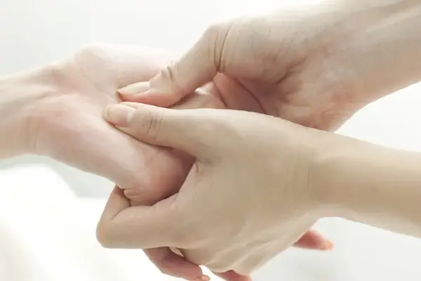 Massage-Pro chia sẻ 5 mẹo chữa tê bì chân tay không phải ai cũng biết