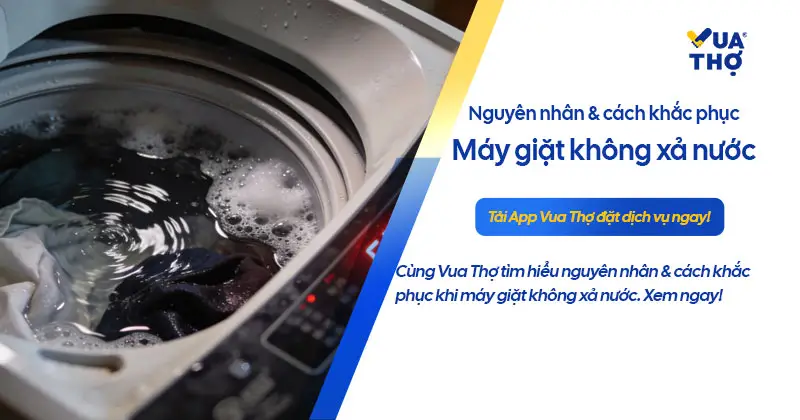 Hình ảnh máy giặt bị ứ đọng nước và quần áo bên trong lồng giặt