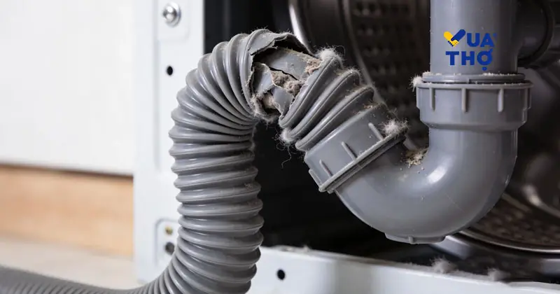 Ống thoát nước máy giặt bị xoắn gập khiến nước không chảy ra ngoài được