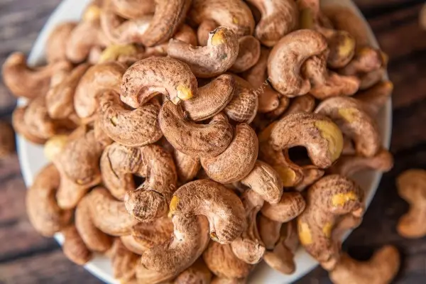 Tác dụng của hạt điều rang muối đối với người cao tuổi