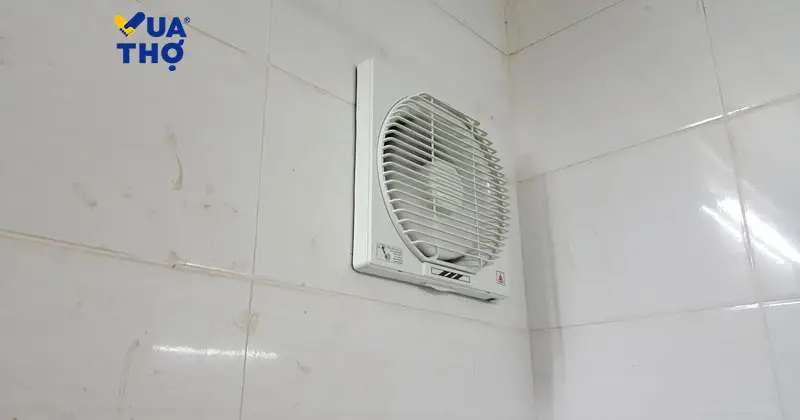 quat-hut-mui-nha-ve-sinh-am-tuong