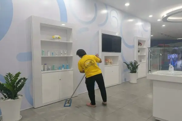 Tại sao doanh nghiệp nên vệ sinh văn phòng theo giờ thay vì tự làm?
