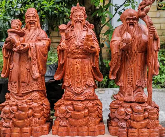 Tượng di lặc đặt trên bàn thờ thổ địa